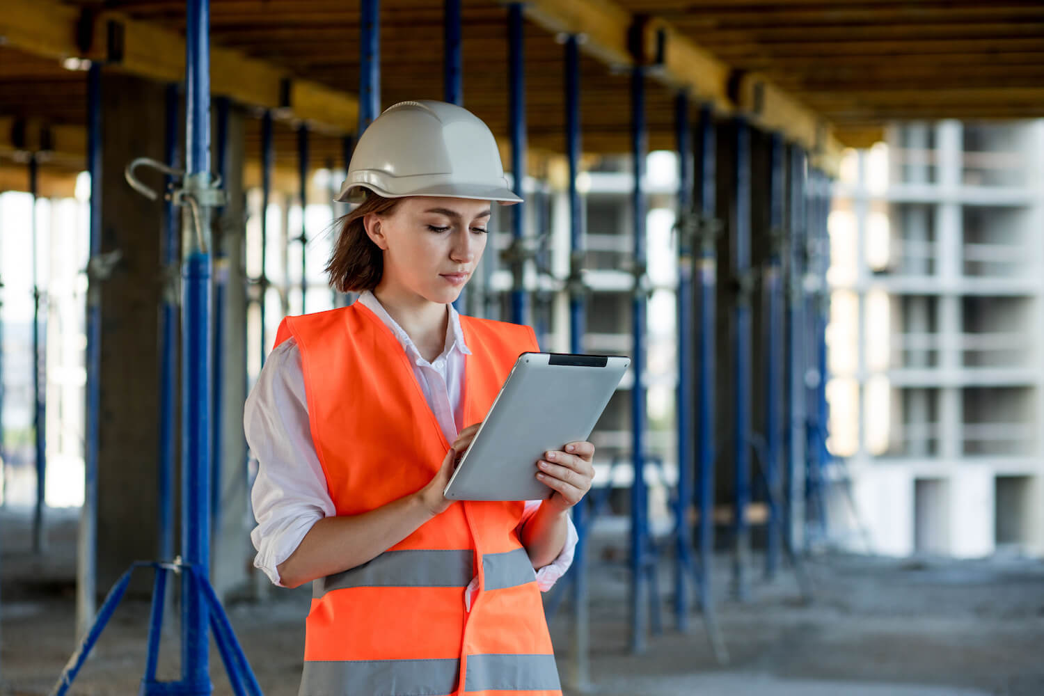 Professionnelle du BTP utilisant une tablette sur un chantier